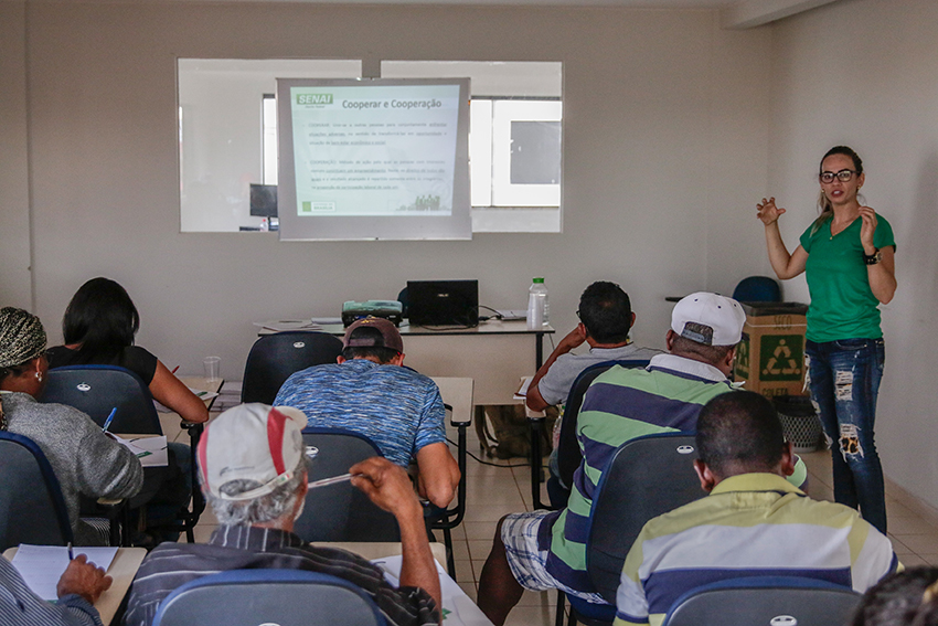 Modulo de Cooperativismo do curso de catadores Senai taguatinga 