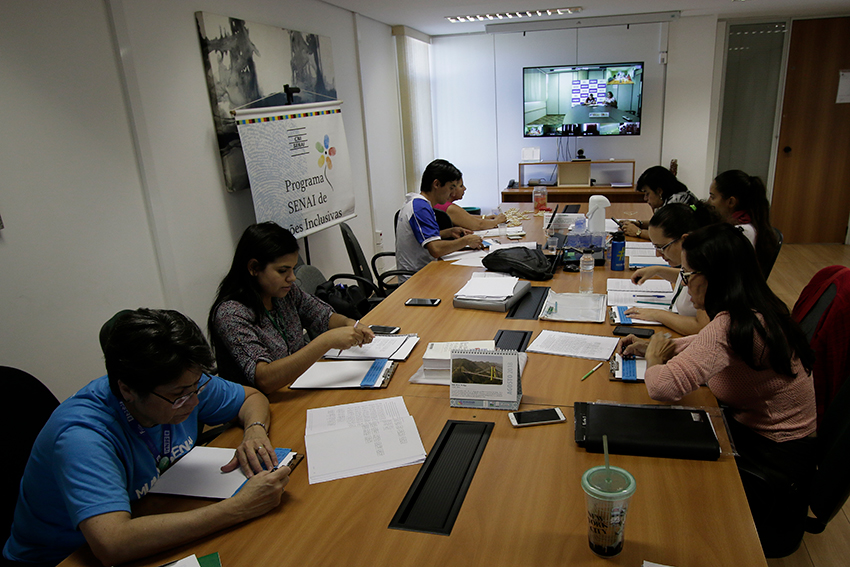 aula de braile para funcionarios do Sistema Fibra 