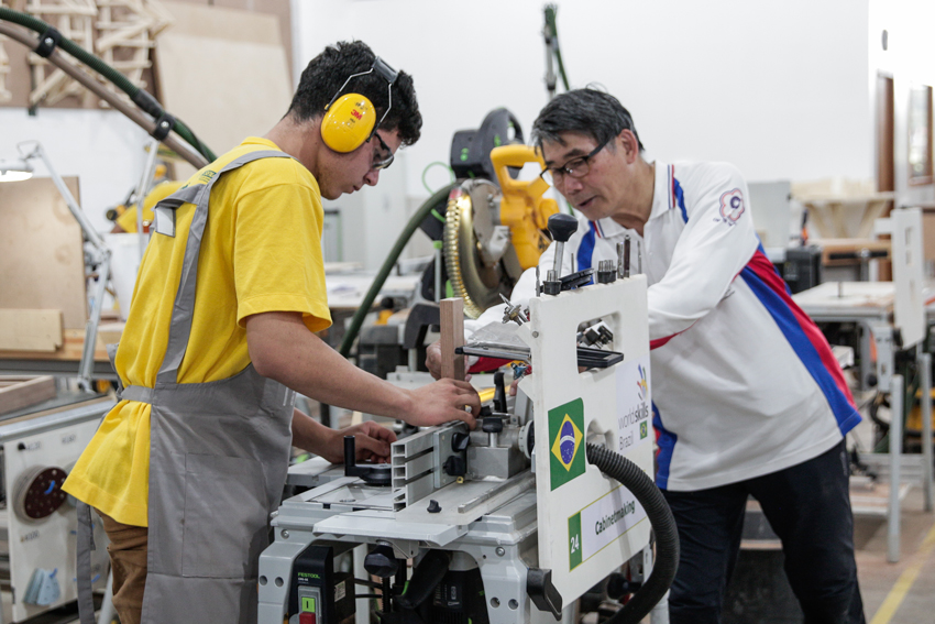 28 03 2019 Treinamento World Skills 2019 Movelaria Joao Victor dos Anjos Expert Tony Shih Kuang Hou Foto Victor Hugo Pessoa 1