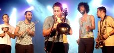 CCS: banda Móveis Coloniais de Acaju apresenta show