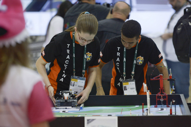 Alunos no desafio da mesa - Rob&oacute;tica