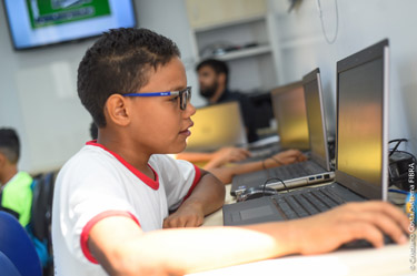 Estudantes da Estrutural participam de oficinas de robótica e computação