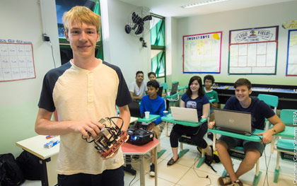 Clube da robótica do Sesi-DF recebe consultoria de expert alemão