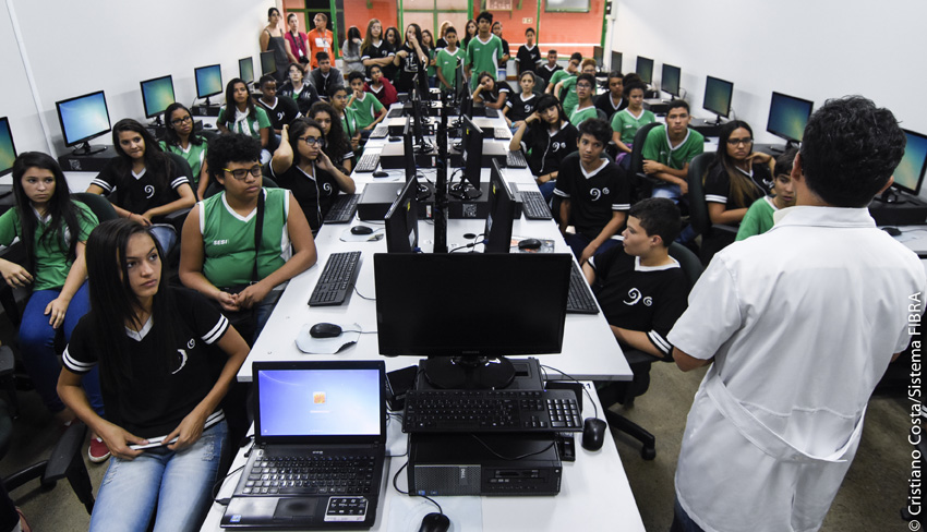 alunos do sesi visitam senai gama corpo materia CRI0117