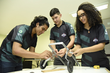 Alunos do Sesi-DF procuram animais para doar próteses e órteses