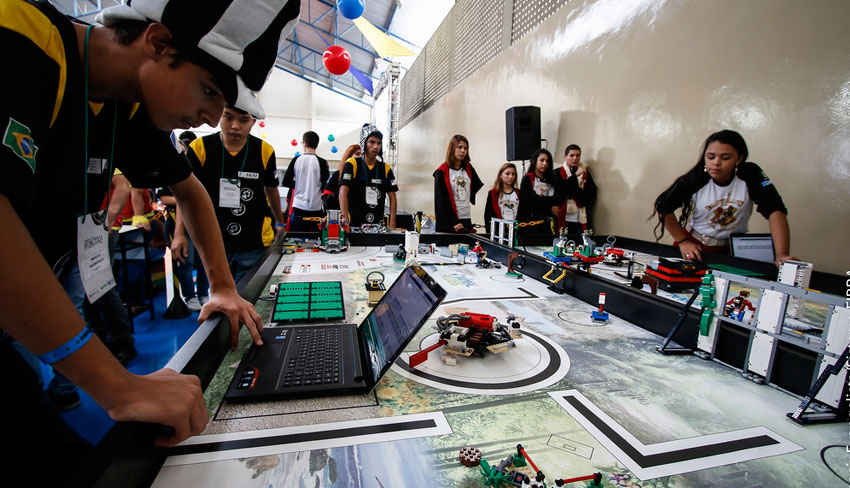 escola robotica corpo