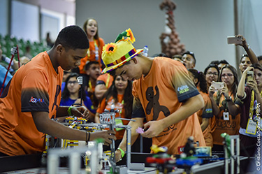 Alunos atingem idade limite para a FLL, mas levam a robótica para a vida