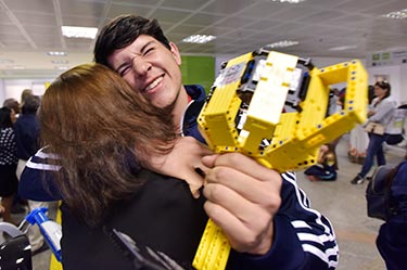 Sob aplausos, alunos da LegoField desembarcam em Brasília