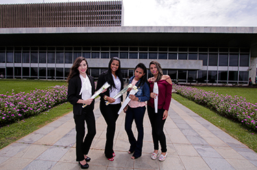 Ex-alunas do Vira Vida participam de homenagem à mulher no Buriti