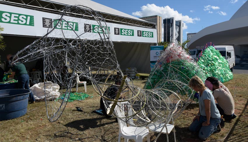 dinossauro intervencao lixo zero