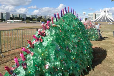 Escultura de dinossauro de lixo alerta sobre danos do plástico ao planeta