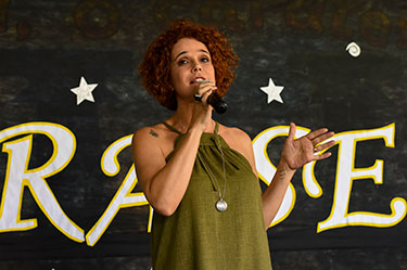 Intérprete Glaucia Nasser canta Brasília para alunos do Sesi Gama