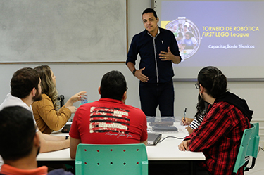 Técnicos de robótica do DF capacitam-se no Sesi Taguatinga