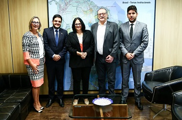 Vira Vida DF é apresentado à ministra dos Direitos Humanos