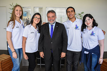 Equipe que vai à F1 in Schools apresenta projeto ao Sebrae-DF