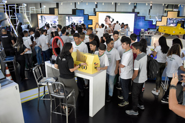Estudantes do Sesi-DF visitam exposição no Congresso Nacional