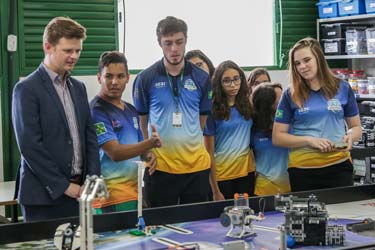 Dias antes de competir na Austrália, Albatroid recebe visita da embaixada