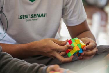 Cubo mágico auxilia o aprendizado de alunos do Sesi Sobradinho