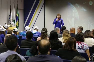 Equipes de robótica do Sesi conhecem a astronauta Anna Fisher