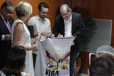 Sesi-DF assina acordos com o Executivo e o Legislativo locais