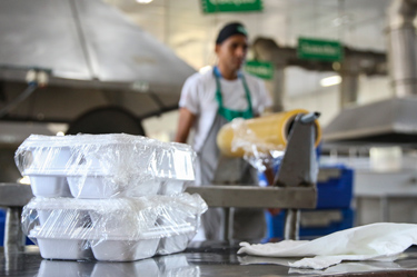 Empresas podem contratar refeições do Sesi para trabalhadores