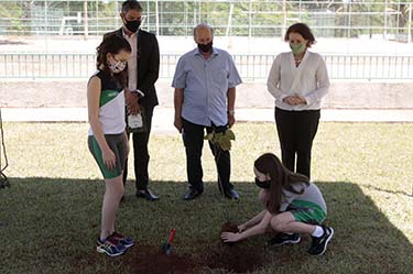 Dia da Árvore é celebrado no Sesi-DF com plantio de muda e doação de livros