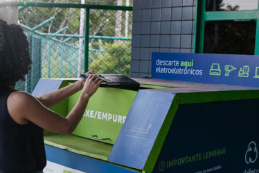 Indústria recebe pontos de entrega voluntária de lixo eletrônico